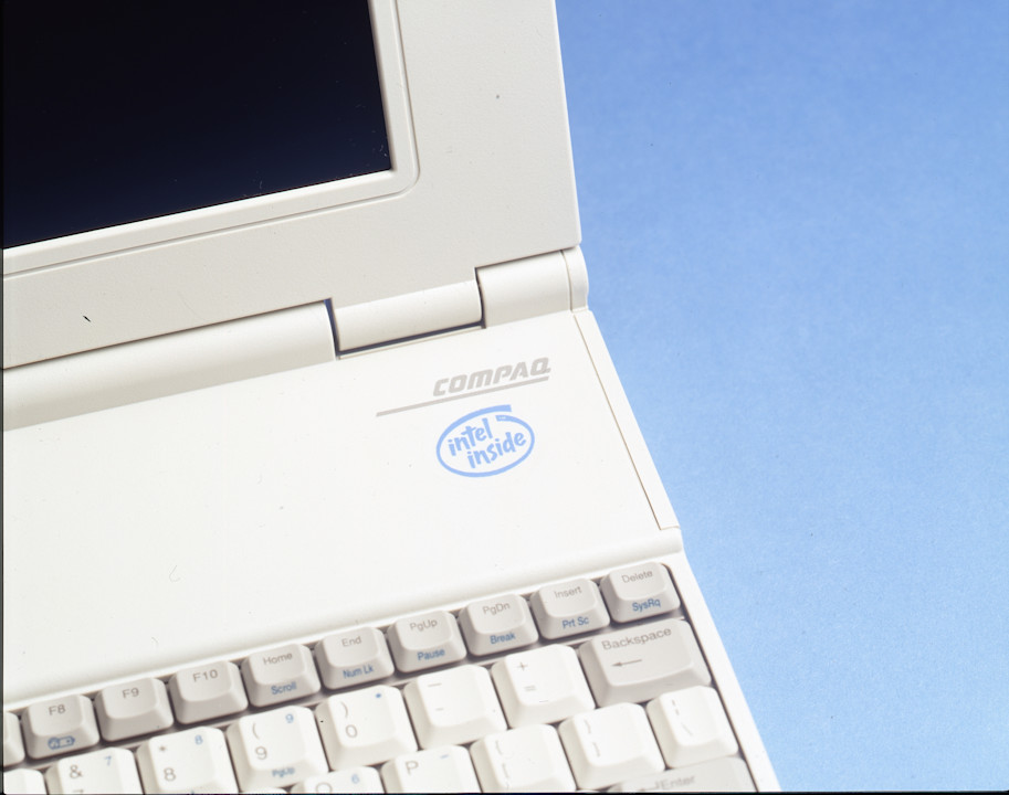 Computer Compaq con badge Intel Inside visibile sulla scocca